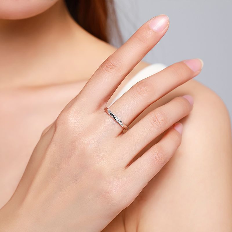 Geometric Minimalist Ring