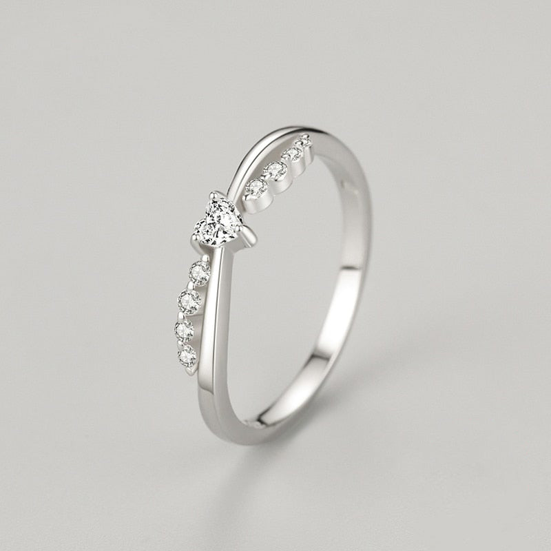 Twisted Band Heart Zirconia Ring